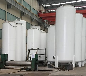 Cryogenic Vessels: Types, Components, and Key Features 1 Different types of cryogenic vessels in the manufacturing workshop