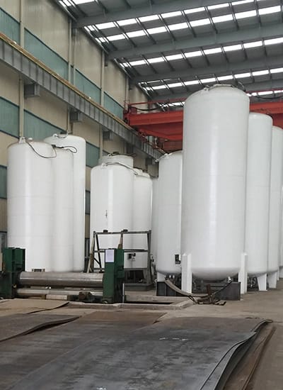 Different types of cryogenic vessels in the manufacturing workshop