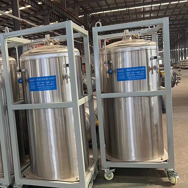 Safe transport and handling of liquid gas cylinders with protective palletizing and strapping