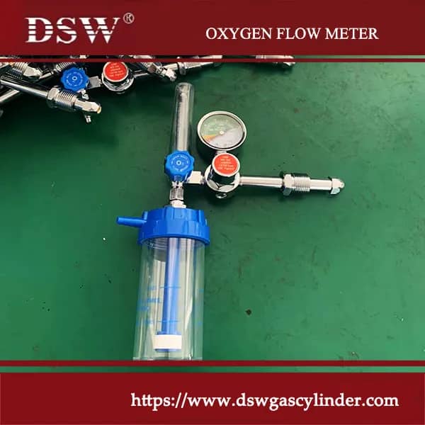 Oxygen flow meter with humidifier bottle for controlled and moisturized O₂ delivery in medical applications
