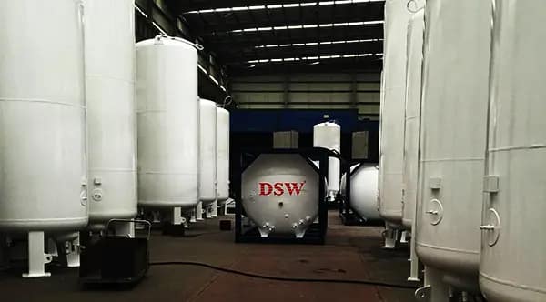 solutions-for-gas-storage Industrial gas storage solutions including high-pressure cylinders, cryogenic tanks, and microbulk systems