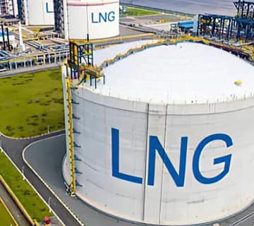 Natural Gas & LNG (Liquefied Natural Gas): Essential Facts and Industrial Uses 3 Natural gas processing facility and LNG storage tanks showing methane based energy infrastructure