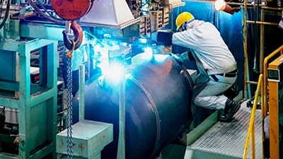 metal-welding-cutting Industrial gases used for metal welding and cutting, including argon, CO₂, nitrogen, and acetylene cylinders in a fabrication workshop