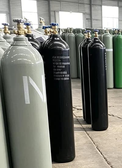 Industrial nitrogen gas cylinders and liquid nitrogen (LN₂) storage for cryogenic cooling and inert gas applications by DSW