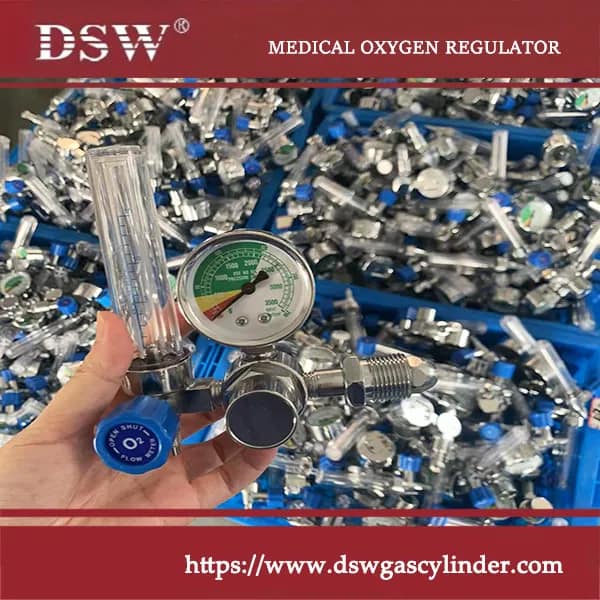 Medical Oxygen Regulator with humidifier bottle 1 Portable oxygen tank regulator with pressure gauge and flow control knob for home and emergency medical use