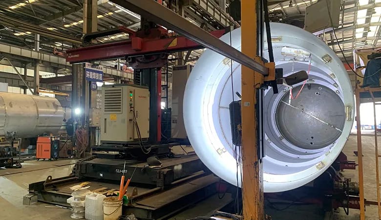 Cryogenic CO2 Tank Manufacturing: Technical Guide for Liquid CO2 Storage Tanks 3 Arc welding process on the outer shell of a liquid carbon dioxide tank during industrial assembly.