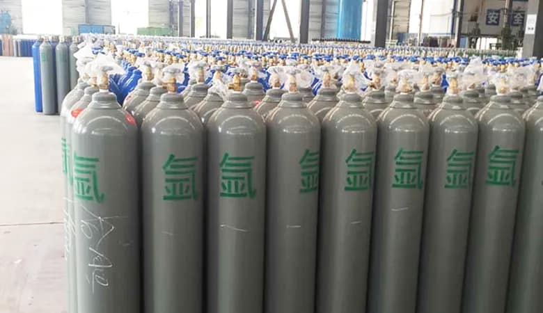 Compressed Argon Gases 5 Packing high-purity argon gas into cylinders