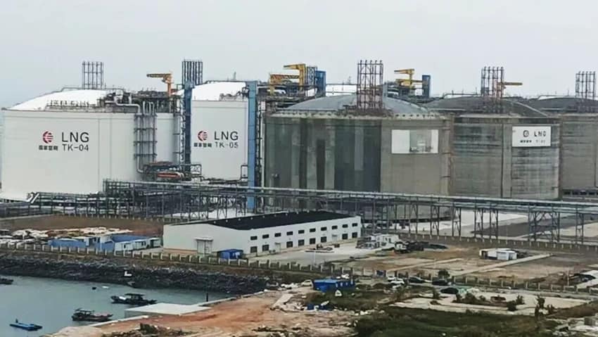LNG storage systems: Types, Design Standards 2 LNG terminal with six on-site cryogenic storage tanks for liquefied natural gas storage and distribution.