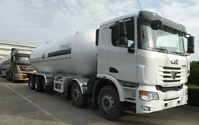 LNG Transport Trailer 4 35m³ LNG transport trailer with vacuum-insulated cryogenic tank for safe and efficient LNG delivery