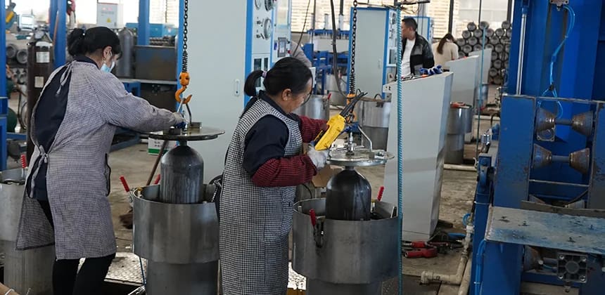High-Pressure Gas Cylinders: Understanding Pressure, Types, and Safety 3 Hydrostatic testing of a high-pressure gas cylinder to check pressure integrity and safety